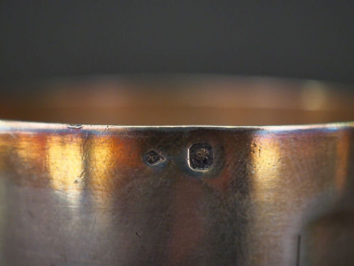 Ensemble comprenant :  - une timbale de style Art déco en argent, poin