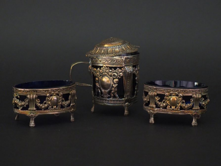 Garniture de table de style Louis XVI en argent, à décor ajouré d'amou