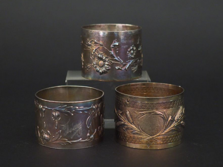 Ensemble comprenant :  - un rond de serviette en argent, poinçon Miner