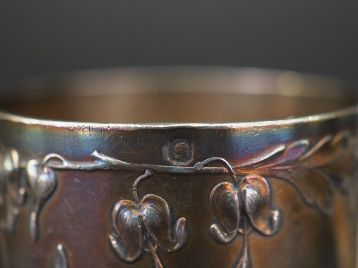 Ensemble comprenant :  - un rond de serviette en argent, poinçon Miner