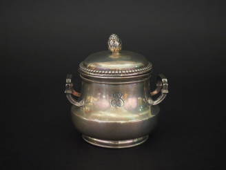 Vente aux enchères Petit sucrier en argent, poinçon Minerve, à décor de rang de perles. P