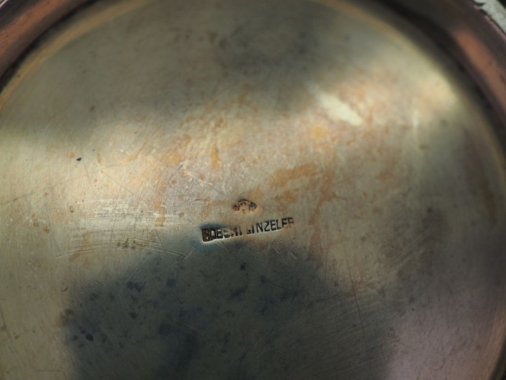 Petit sucrier en argent, poinçon Minerve, à décor de rang de perles. P