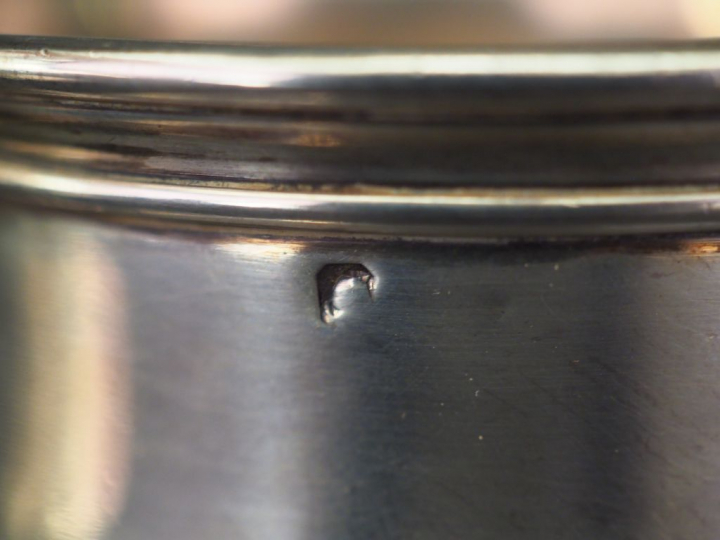 Petit sucrier en argent, poinçon Minerve, à décor de rang de perles. P