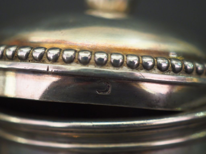 Petit sucrier en argent, poinçon Minerve, à décor de rang de perles. P