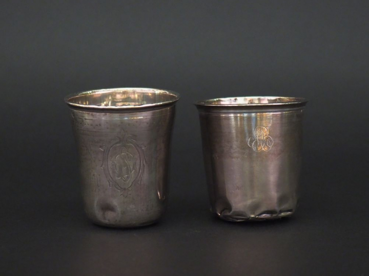 Deux différentes timbales en argent, poinçon Minerve, à décor de monog