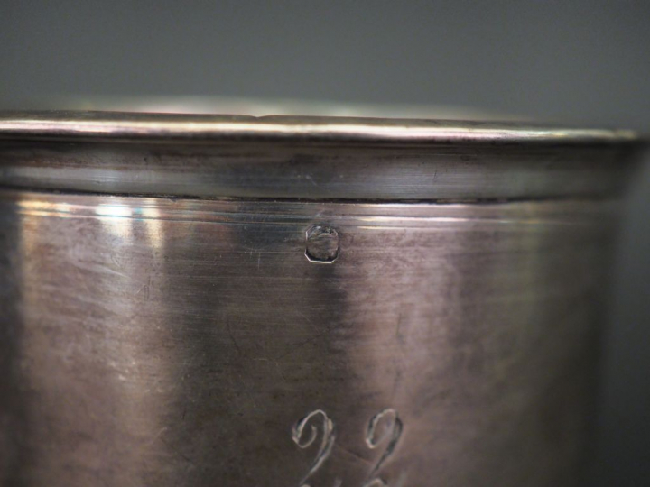 Deux différentes timbales en argent, poinçon Minerve, à décor de monog