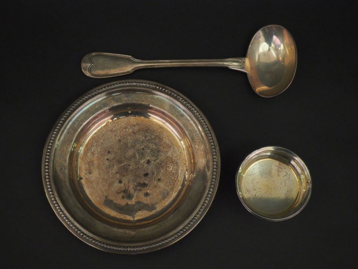 Ensemble comprenant :  - une louche à crème en argent, poinçon Minerve