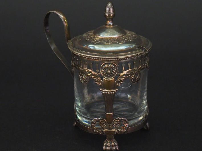 Moutardier en argent, à décor ajouré de masques, rinceaux feuillagés e