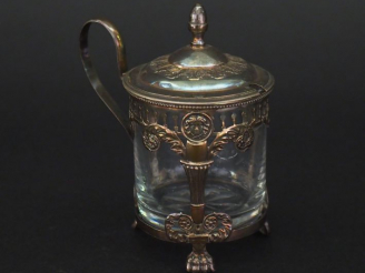 Vente aux enchères Moutardier en argent, à décor ajouré de masques, rinceaux feuillagés e