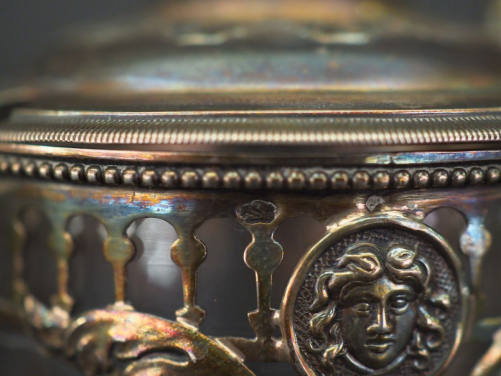 Moutardier en argent, à décor ajouré de masques, rinceaux feuillagés e