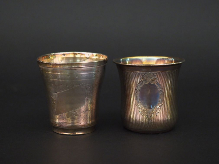 Ensemble comprenant :  - une timbale de forme évasée en argent, poinço