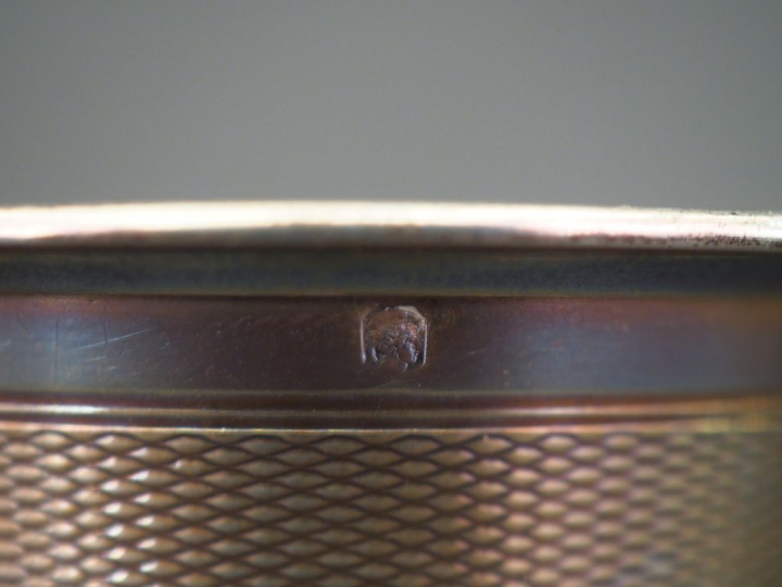 Ensemble comprenant :  - une timbale de forme évasée en argent, poinço