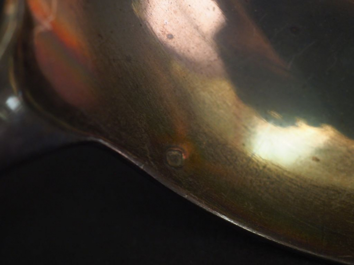 Louche de style Louis XVI en argent, poinçon Minerve, à décor de carto