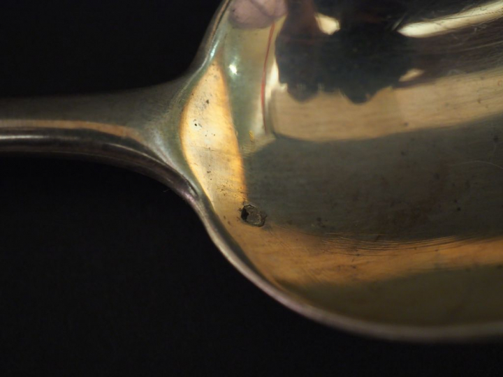 Louche de style Louis XVI en argent, poinçon Minerve, à décor de carto