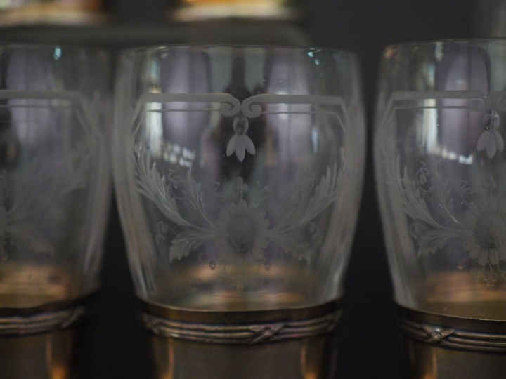 Service à liqueur de style Louis XVI en cristal gravé et argent, poinç