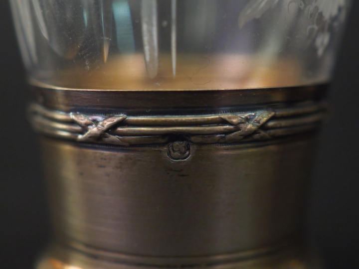 Service à liqueur de style Louis XVI en cristal gravé et argent, poinç