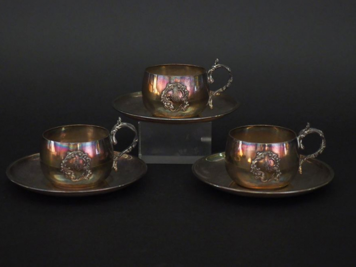 Suite de trois tasses et leur sous-tasses de style rocaille en argent,