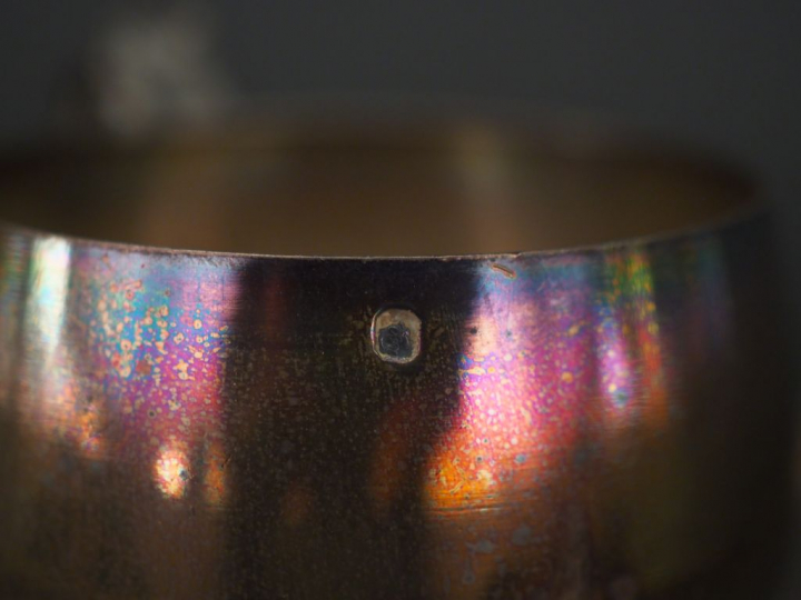 Suite de trois tasses et leur sous-tasses de style rocaille en argent,