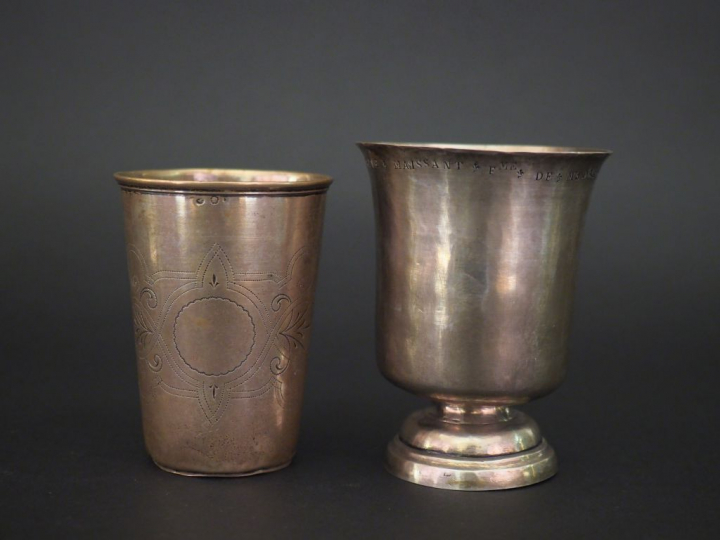 Deux différentes timbales en argent, l'une sur piédouche, l'autre à fo