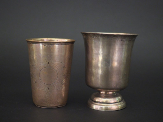 Vente aux enchères Deux différentes timbales en argent, l'une sur piédouche, l'autre à fo