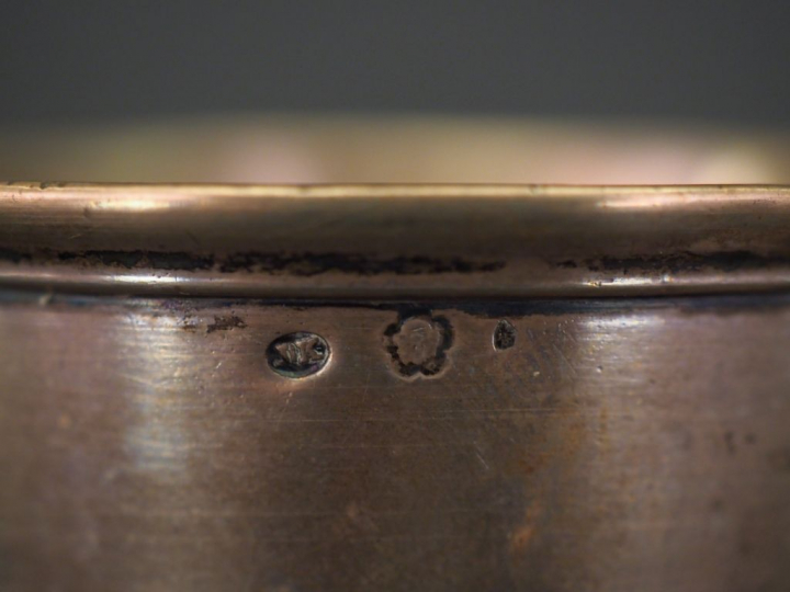 Deux différentes timbales en argent, l'une sur piédouche, l'autre à fo