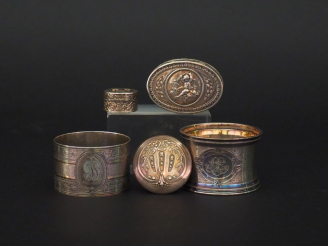 Vente aux enchères Ensemble comprenant :  - deux dfférents ronds de serviette en argent, 