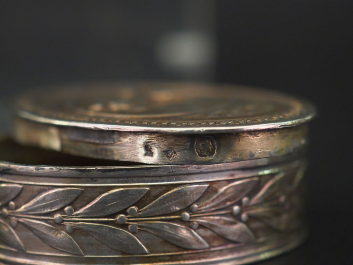 Ensemble comprenant :  - deux dfférents ronds de serviette en argent, 