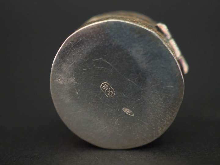 Ensemble comprenant :  - deux dfférents ronds de serviette en argent, 