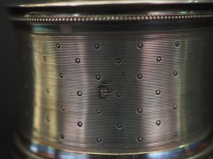 Ensemble comprenant :  - deux dfférents ronds de serviette en argent, 