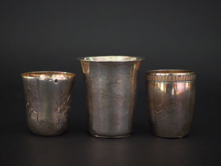 Ensemble comprenant :  - une timbale de forme évasée en argent, à déco