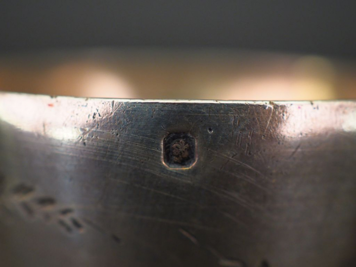 Ensemble comprenant :  - une timbale de forme évasée en argent, à déco