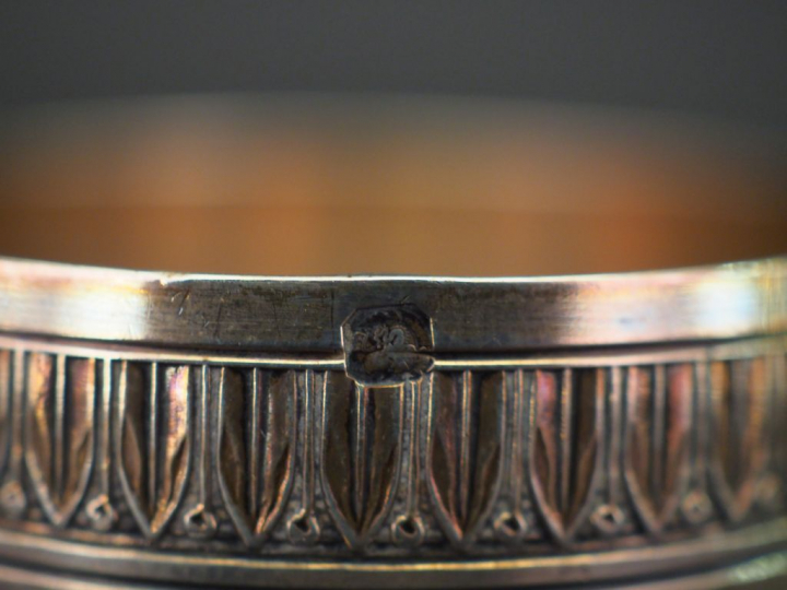 Ensemble comprenant :  - une timbale de forme évasée en argent, à déco