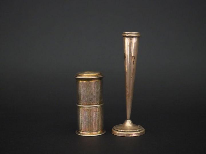 Ensemble comprenant :  - une boite à cire de style Louis XVI en argent