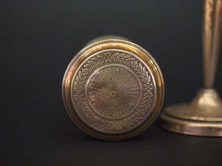 Ensemble comprenant :  - une boite à cire de style Louis XVI en argent