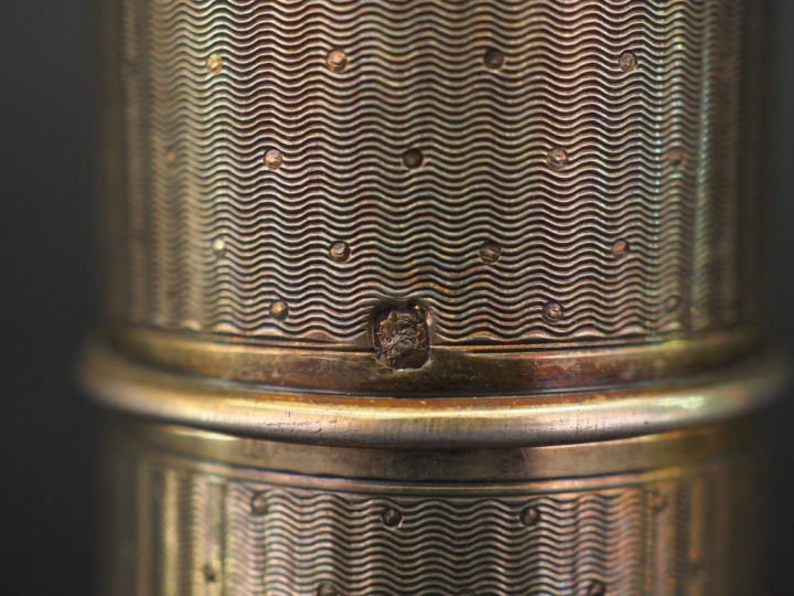 Ensemble comprenant :  - une boite à cire de style Louis XVI en argent