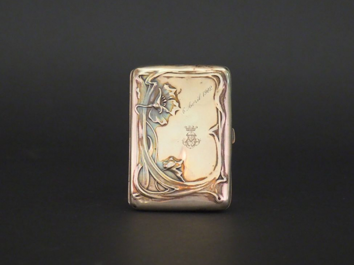 Etui à cigarettes Art Nouveau en argent 800, à décor au repoussé de fl