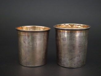 Vente aux enchères Ensemble comprenant deux différentes timbales en argent lisse, poinçon