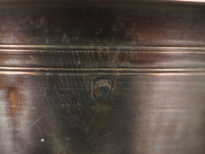 Ensemble comprenant deux différentes timbales en argent lisse, poinçon