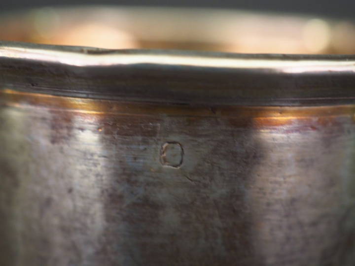 Ensemble comprenant deux différentes timbales en argent lisse, poinçon