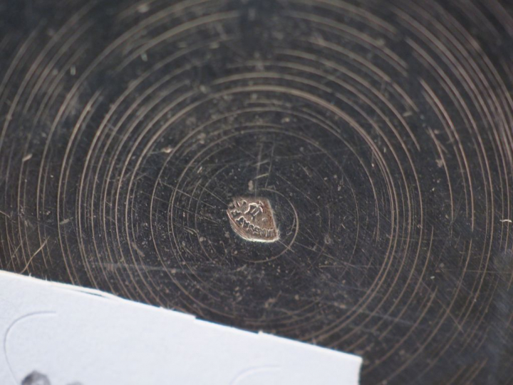 Ensemble comprenant deux différentes timbales en argent lisse, poinçon