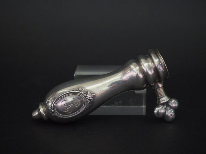 Manche à gigot en argent, poinçon Minerve, à décor de cartouche monogr