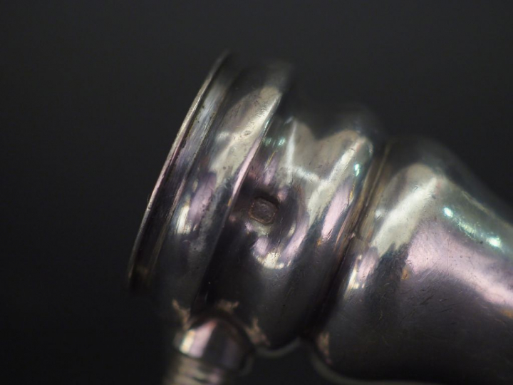 Manche à gigot en argent, poinçon Minerve, à décor de cartouche monogr