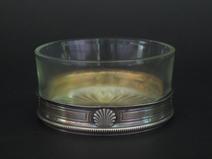 Verrine en cristal et argent, poinçon Minerve, à décor de coquilles.  