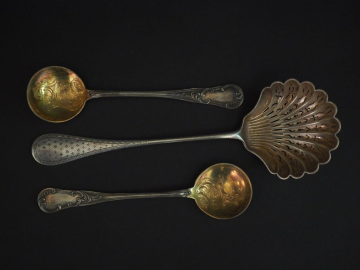 Ensemble comprenant :  - une cuillère à saupoudrer en argent, poinçon 