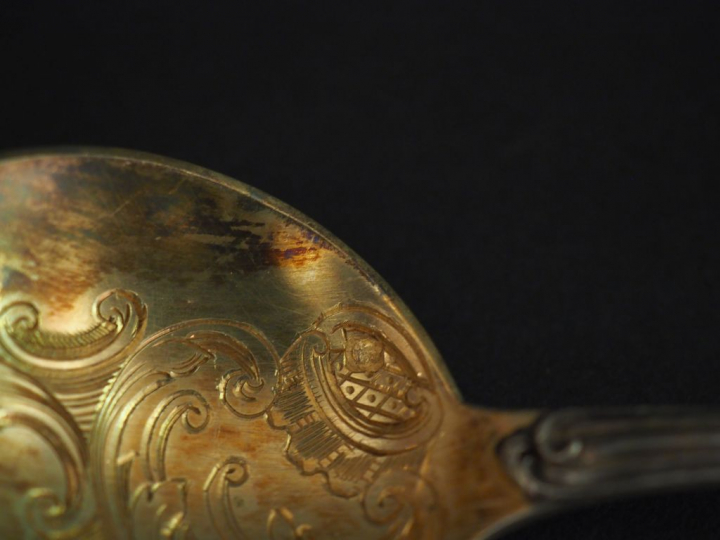 Ensemble comprenant :  - une cuillère à saupoudrer en argent, poinçon 