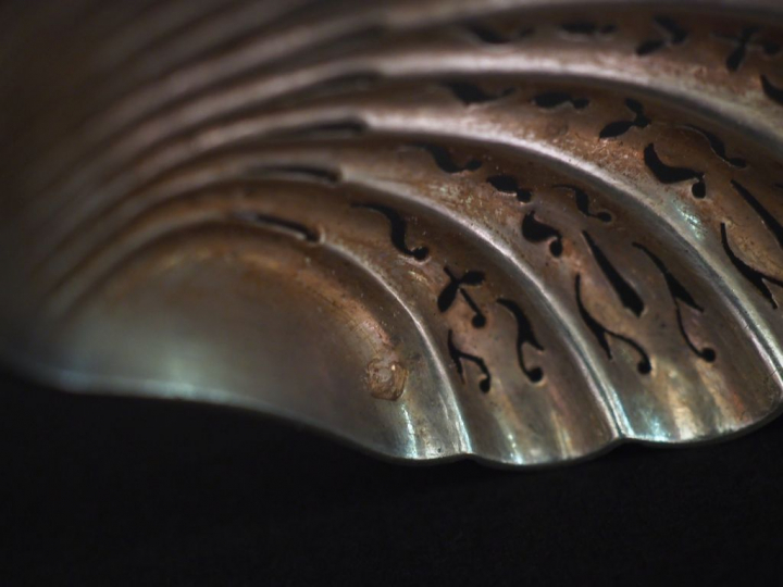 Ensemble comprenant :  - une cuillère à saupoudrer en argent, poinçon 