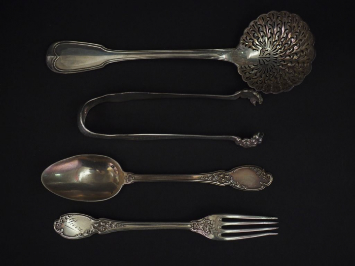 Ensemble comprenant :  - un couvert de  naissance en argent, poinçon M