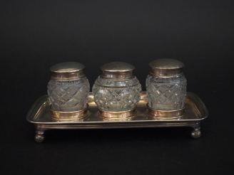 Vente aux enchères Porte-condiments de forme quandrangulaire en argent étranger et verre 