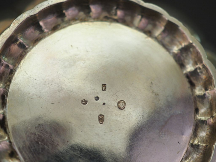 Petite verseuse en argent étranger, à décor de godrons. Anse feuillagé