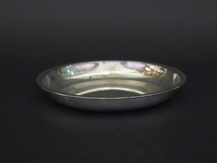 Petit plat creux en Alpaka. H. 3 cm Diam. 22,5 cm  Poids. 393 g   